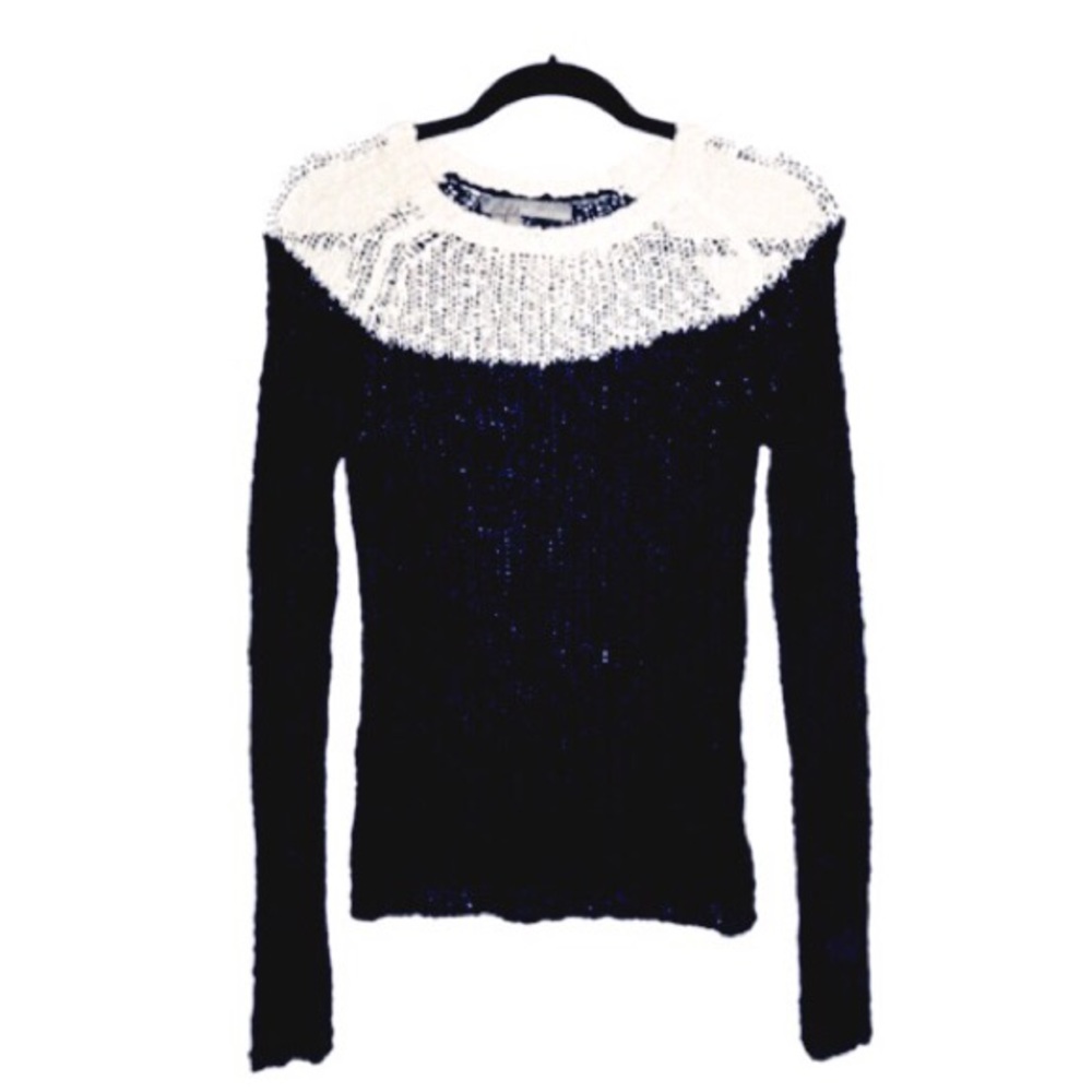 🌸Black and white sweater. EUC